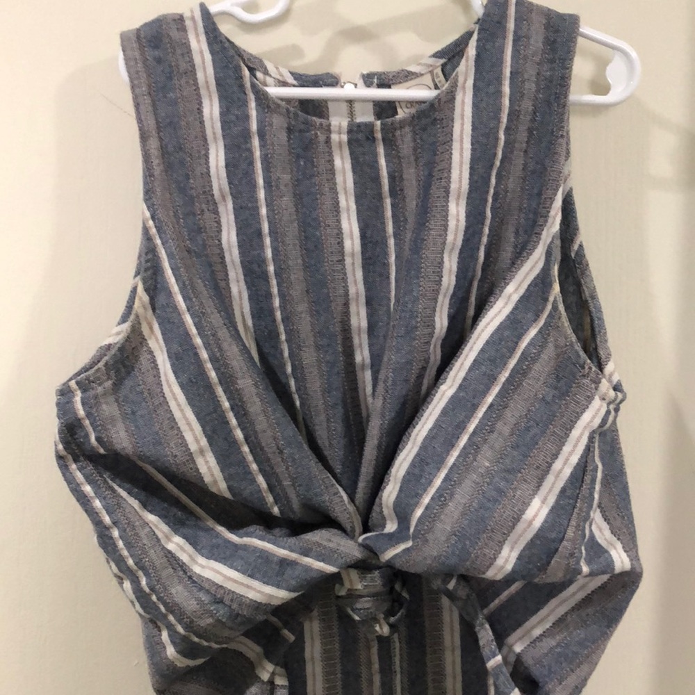 Zip-back flowy tank top